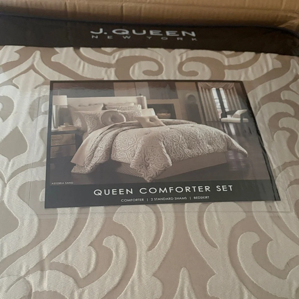 J. Queen New York Astoria Queen 4 Piece Comforter Set NWT